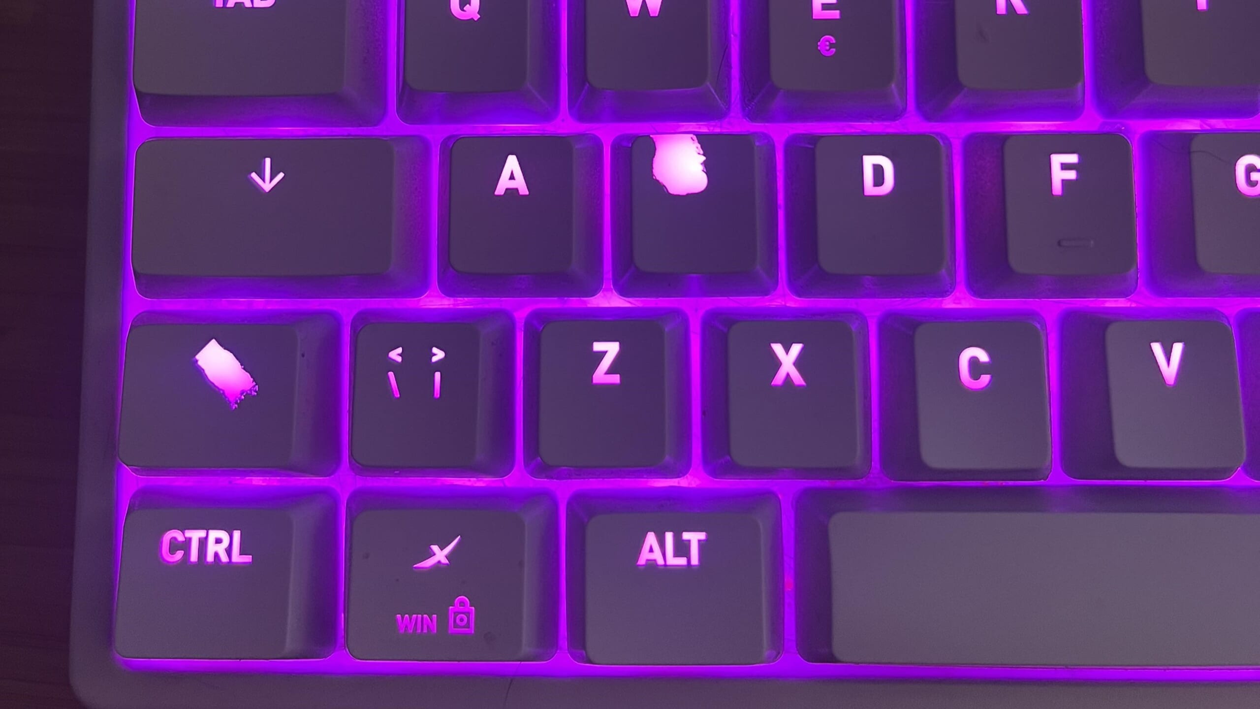 【海外の反応】キーボードの摩耗具合から私のメインヒーローを当てて下さい